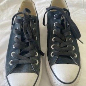 Converse-Chuck Taylors-9M